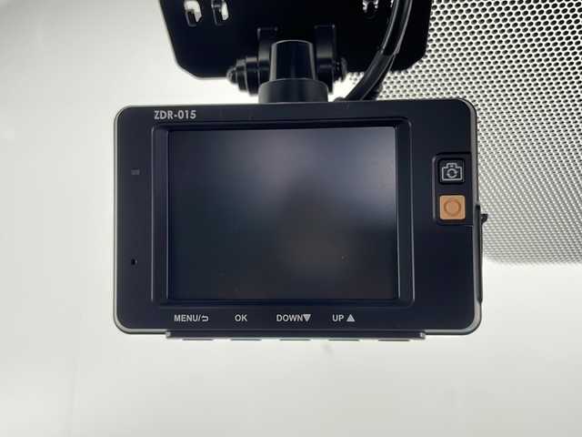 トヨタ ヴォクシー 宮崎県 2022(令4)年 2.5万km アティチュードブラックマイカ 純正ディスプレイオーディオナビ(フルセグTV/BT)/レーダークルコン/両側パワスラ/衝突軽減ブレーキ/コーナーセンサー/全方位モニター/パーキングアシスト/トヨタセーフティ/シートヒーター/HDMI/ステアリングスイッチ/ドラレコ前後/ETC2.0/USBポート/純正LEDヘッドライト/純正17インチアルミホイル/社外フロアマット/プッシュスタート/スマートキー