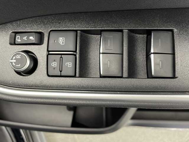 トヨタ ヴォクシー 宮崎県 2022(令4)年 2.5万km アティチュードブラックマイカ 純正ディスプレイオーディオナビ(フルセグTV/BT)/レーダークルコン/両側パワスラ/衝突軽減ブレーキ/コーナーセンサー/全方位モニター/パーキングアシスト/トヨタセーフティ/シートヒーター/HDMI/ステアリングスイッチ/ドラレコ前後/ETC2.0/USBポート/純正LEDヘッドライト/純正17インチアルミホイル/社外フロアマット/プッシュスタート/スマートキー