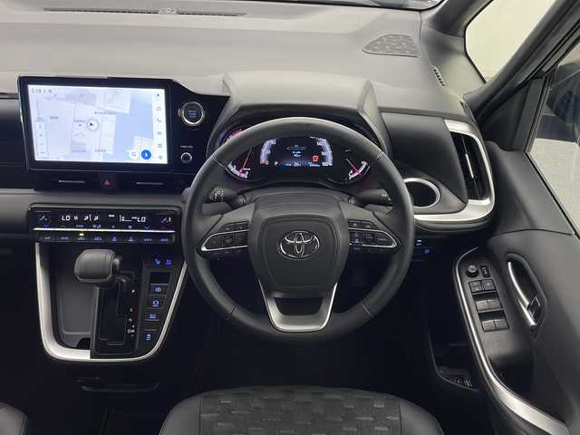 トヨタ ヴォクシー 宮崎県 2022(令4)年 2.5万km アティチュードブラックマイカ 純正ディスプレイオーディオナビ(フルセグTV/BT)/レーダークルコン/両側パワスラ/衝突軽減ブレーキ/コーナーセンサー/全方位モニター/パーキングアシスト/トヨタセーフティ/シートヒーター/HDMI/ステアリングスイッチ/ドラレコ前後/ETC2.0/USBポート/純正LEDヘッドライト/純正17インチアルミホイル/社外フロアマット/プッシュスタート/スマートキー