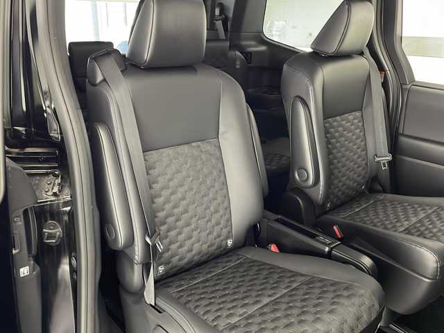 トヨタ ヴォクシー 宮崎県 2022(令4)年 2.5万km アティチュードブラックマイカ 純正ディスプレイオーディオナビ(フルセグTV/BT)/レーダークルコン/両側パワスラ/衝突軽減ブレーキ/コーナーセンサー/全方位モニター/パーキングアシスト/トヨタセーフティ/シートヒーター/HDMI/ステアリングスイッチ/ドラレコ前後/ETC2.0/USBポート/純正LEDヘッドライト/純正17インチアルミホイル/社外フロアマット/プッシュスタート/スマートキー