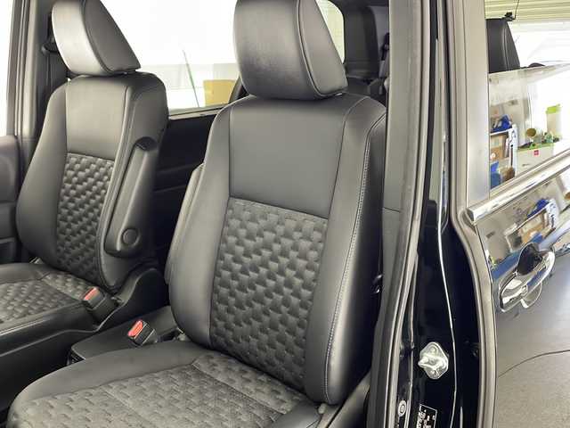 トヨタ ヴォクシー 宮崎県 2022(令4)年 2.5万km アティチュードブラックマイカ 純正ディスプレイオーディオナビ(フルセグTV/BT)/レーダークルコン/両側パワスラ/衝突軽減ブレーキ/コーナーセンサー/全方位モニター/パーキングアシスト/トヨタセーフティ/シートヒーター/HDMI/ステアリングスイッチ/ドラレコ前後/ETC2.0/USBポート/純正LEDヘッドライト/純正17インチアルミホイル/社外フロアマット/プッシュスタート/スマートキー