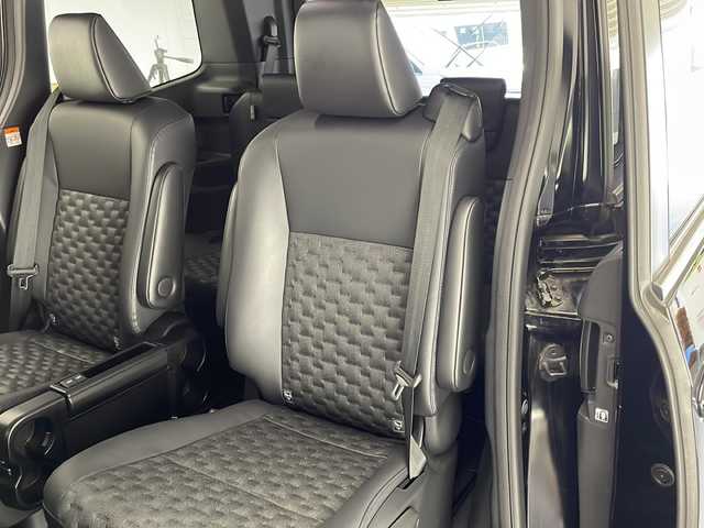 トヨタ ヴォクシー 宮崎県 2022(令4)年 2.5万km アティチュードブラックマイカ 純正ディスプレイオーディオナビ(フルセグTV/BT)/レーダークルコン/両側パワスラ/衝突軽減ブレーキ/コーナーセンサー/全方位モニター/パーキングアシスト/トヨタセーフティ/シートヒーター/HDMI/ステアリングスイッチ/ドラレコ前後/ETC2.0/USBポート/純正LEDヘッドライト/純正17インチアルミホイル/社外フロアマット/プッシュスタート/スマートキー