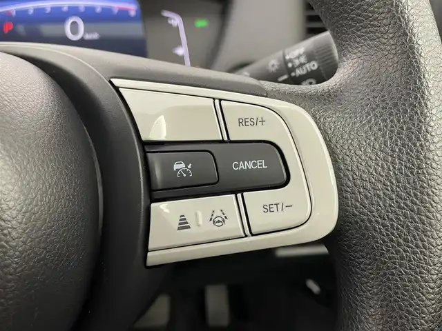 ホンダ フィット ホーム 道央・札幌 2023(令5)年 0.8万km クリスタルブラックパール ・ワンオーナー/・寒冷地仕様/・４WD/・DOPギャザーズ９インチプレミアムインターナビ/　CD/DVD/BT/SD/USB/フルセグTV/・ステアリングスイッチ/・バックカメラ/・ナビ連動ドライブレコーダー（DRH-229ND）/・ビルトインETC/・ホンダセンシング/　CMBS/LKAS/先行車発進告知/標識認知/・全車速追従式レーダークルーズコントロール/・クリアランスソナー/・アイドリングストップ/・ブレーキホールド/・横滑り防止装置/・コンフォートビューパッケージ/　親水ヒーテッドドアミラー/　フロントドア撥水ガラス/　熱線入りフロントウインドウ/・オートマチックハイビーム/・オートライト/・ヘッドランプレベライザー/・LEDヘッドライト/・ドアミラーウィンカー/・ハーフレザーシート/・純正ホイールキャップ付スチールW（現着夏）/・スチールW（積込冬 185/60R15 残8mm 23年製 VRX3）/・純正フロアマット/・プッシュスタート/・スマートキー/・スペアキー/・取/保　有