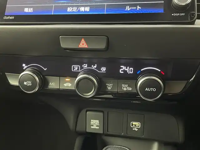 ホンダ フィット ホーム 道央・札幌 2023(令5)年 0.8万km クリスタルブラックパール ・ワンオーナー/・寒冷地仕様/・４WD/・DOPギャザーズ９インチプレミアムインターナビ/　CD/DVD/BT/SD/USB/フルセグTV/・ステアリングスイッチ/・バックカメラ/・ナビ連動ドライブレコーダー（DRH-229ND）/・ビルトインETC/・ホンダセンシング/　CMBS/LKAS/先行車発進告知/標識認知/・全車速追従式レーダークルーズコントロール/・クリアランスソナー/・アイドリングストップ/・ブレーキホールド/・横滑り防止装置/・コンフォートビューパッケージ/　親水ヒーテッドドアミラー/　フロントドア撥水ガラス/　熱線入りフロントウインドウ/・オートマチックハイビーム/・オートライト/・ヘッドランプレベライザー/・LEDヘッドライト/・ドアミラーウィンカー/・ハーフレザーシート/・純正ホイールキャップ付スチールW（現着夏）/・スチールW（積込冬 185/60R15 残8mm 23年製 VRX3）/・純正フロアマット/・プッシュスタート/・スマートキー/・スペアキー/・取/保　有