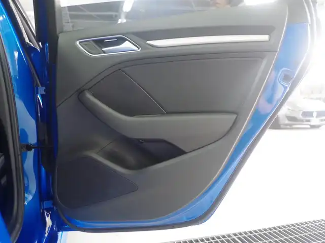アウディ Ａ３ SB 30TFSI スポーツ 兵庫県 2020(令2)年 3.1万km マコウブルークリスタルエフェクト Sラインパッケージ/ナビゲーションパッケージ/コンビニエンスパッケージ/アシスタンスパッケージ/LEDヘッドライト/バーチャルコックピット/電動シート(運転席/助手席)/シートヒーター(運転席/助手席)/純正ドライブレコーダーUTR/純正ナビ/バックカメラ/前後パーキングセンサー/スマートキー/ACC/レーンキープアシスト/リアトラフィックアラート/サイドアシスト/Audiドライブセレクト/フルセグTV/BT接続/Apple Carplay/CD/DVD/オートハイビーム