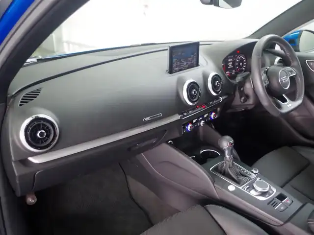アウディ Ａ３ SB 30TFSI スポーツ 兵庫県 2020(令2)年 3.1万km マコウブルークリスタルエフェクト Sラインパッケージ/ナビゲーションパッケージ/コンビニエンスパッケージ/アシスタンスパッケージ/LEDヘッドライト/バーチャルコックピット/電動シート(運転席/助手席)/シートヒーター(運転席/助手席)/純正ドライブレコーダーUTR/純正ナビ/バックカメラ/前後パーキングセンサー/スマートキー/ACC/レーンキープアシスト/リアトラフィックアラート/サイドアシスト/Audiドライブセレクト/フルセグTV/BT接続/Apple Carplay/CD/DVD/オートハイビーム