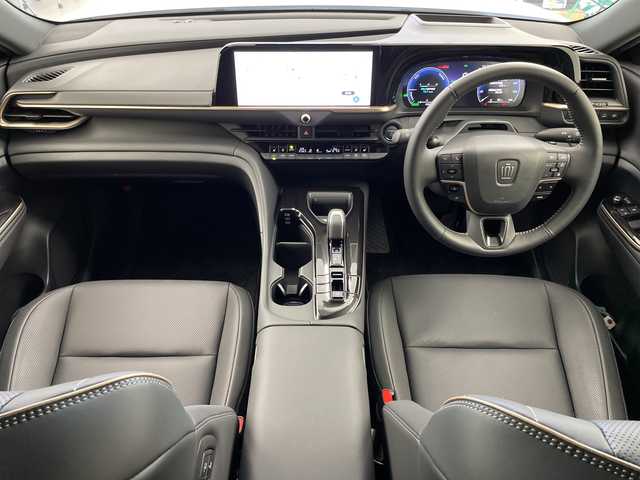 トヨタ クラウン スポーツ Z 岐阜県 2023(令5)年 0.4万km プレシャスホワイトパール 純正12.3インチディスプレイオーディオ/FM AM/フルセグテレビ/USB/Bluetooth /Miracast/パノラミックビューモニター/デジタルインナーミラー/ヘッドアップディスプレイ/パワーバックドア/革巻きステアリング/ステアリングリモコン/ステアリングヒーター/レザーシート/パワーシート(D/N席)/メモリーシート(D席)/シートヒーター(D/N席)/シートベンチレーション(D/N席)/LEDヘッドライト/ヘッドライトウォッシャー/ビルトインETC2.0/AC100V電源 1500W/置くだけ充電器/トヨタチームメイト/アドパンストパーク/アドバンスト ドライブ（渋滞時支援）/トヨタセーフティセンス/プリクラッシュセーフティ/レーントレーシングアシスト/レーンディパーチャーアラート/レーダークルーズコントロール（全車速追従機能付）/アダプティブハイビームシステム/オートマチックハイビーム/ロードサインアシスト/ドライバー異常時対応システム/プロアクティブドライビングアシスト/発進遅れ告知機能/緊急時操舵支援（アクティブ操舵機能付）/フロントクロストラフィックアラート/レーンチェンジアシスト