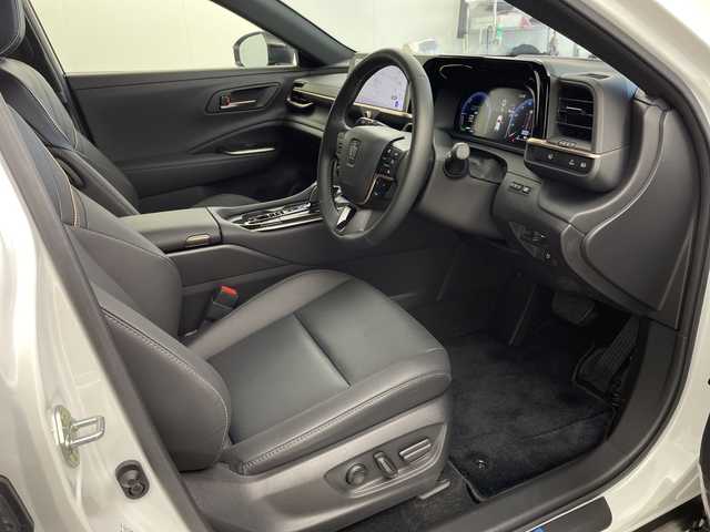 トヨタ クラウン スポーツ Z 岐阜県 2023(令5)年 0.4万km プレシャスホワイトパール 純正12.3インチディスプレイオーディオ/FM AM/フルセグテレビ/USB/Bluetooth /Miracast/パノラミックビューモニター/デジタルインナーミラー/ヘッドアップディスプレイ/パワーバックドア/革巻きステアリング/ステアリングリモコン/ステアリングヒーター/レザーシート/パワーシート(D/N席)/メモリーシート(D席)/シートヒーター(D/N席)/シートベンチレーション(D/N席)/LEDヘッドライト/ヘッドライトウォッシャー/ビルトインETC2.0/AC100V電源 1500W/置くだけ充電器/トヨタチームメイト/アドパンストパーク/アドバンスト ドライブ（渋滞時支援）/トヨタセーフティセンス/プリクラッシュセーフティ/レーントレーシングアシスト/レーンディパーチャーアラート/レーダークルーズコントロール（全車速追従機能付）/アダプティブハイビームシステム/オートマチックハイビーム/ロードサインアシスト/ドライバー異常時対応システム/プロアクティブドライビングアシスト/発進遅れ告知機能/緊急時操舵支援（アクティブ操舵機能付）/フロントクロストラフィックアラート/レーンチェンジアシスト