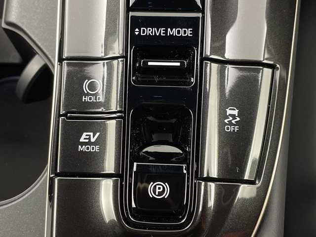 トヨタ クラウン スポーツ Z 岐阜県 2023(令5)年 0.4万km プレシャスホワイトパール 純正12.3インチディスプレイオーディオ/FM AM/フルセグテレビ/USB/Bluetooth /Miracast/パノラミックビューモニター/デジタルインナーミラー/ヘッドアップディスプレイ/パワーバックドア/革巻きステアリング/ステアリングリモコン/ステアリングヒーター/レザーシート/パワーシート(D/N席)/メモリーシート(D席)/シートヒーター(D/N席)/シートベンチレーション(D/N席)/LEDヘッドライト/ヘッドライトウォッシャー/ビルトインETC2.0/AC100V電源 1500W/置くだけ充電器/トヨタチームメイト/アドパンストパーク/アドバンスト ドライブ（渋滞時支援）/トヨタセーフティセンス/プリクラッシュセーフティ/レーントレーシングアシスト/レーンディパーチャーアラート/レーダークルーズコントロール（全車速追従機能付）/アダプティブハイビームシステム/オートマチックハイビーム/ロードサインアシスト/ドライバー異常時対応システム/プロアクティブドライビングアシスト/発進遅れ告知機能/緊急時操舵支援（アクティブ操舵機能付）/フロントクロストラフィックアラート/レーンチェンジアシスト