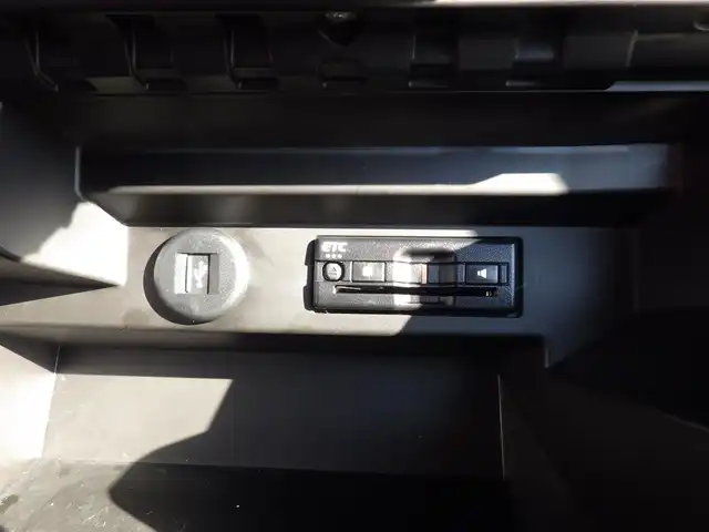 スズキ ソリオ バンディット HV MV 千葉県 2022(令4)年 1.7万km プレミアムシルバーメタリック デュアルカメラブレーキサポート/レーダークルーズコントロール/アイドリングストップ/ヘッドアップディスプレイ/左パワースライドドア/右イージークローザードア/純正ナビ/地デジTV/【DVD/CD再生機能　Bluetooth接続】/全方位モニター/ETC/LEDヘッドライト/LEDフォグライト/ウインカーミラー/リアコーナーセンサー/純正15インチアルミホイル/サイド/カーテンエアバッグ/携帯リモコン