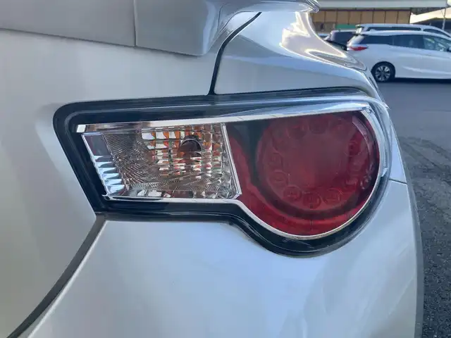 トヨタ ８６ GT リミテッド 静岡県 2013(平25)年 6.2万km サテンホワイトパール 純正SDナビ(NSZT-W68T)/　AM FM CD DVD Bluetooth SDREC/シートヒーター(前席)/HIDオートヘッドライト/社外18インチアルミホイール/スマートキー2本/リアスポイラー/パドルシフト/フロントフォグランプ/CUSCOタワーバー/フルセグTV/ETC/ハーフレザーシート/HKSマフラー