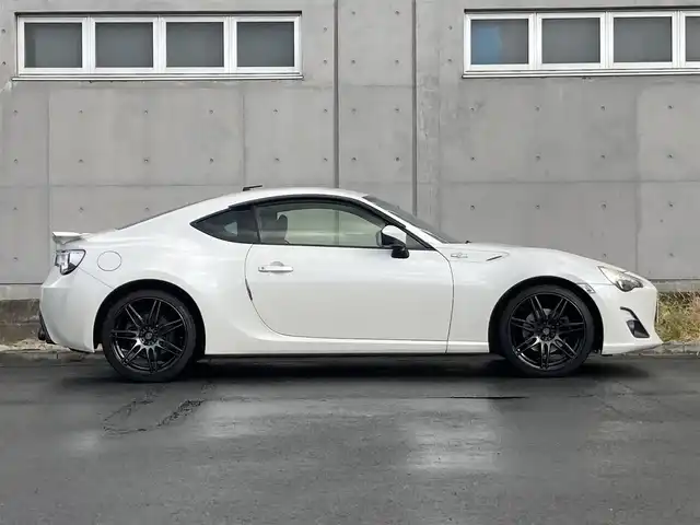 トヨタ ８６ GT リミテッド 静岡県 2013(平25)年 6.2万km サテンホワイトパール 純正SDナビ(NSZT-W68T)/　AM FM CD DVD Bluetooth SDREC/シートヒーター(前席)/HIDオートヘッドライト/社外18インチアルミホイール/スマートキー2本/リアスポイラー/パドルシフト/フロントフォグランプ/CUSCOタワーバー/フルセグTV/ETC/ハーフレザーシート/HKSマフラー