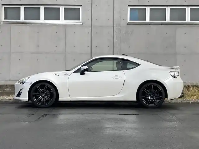 トヨタ ８６ GT リミテッド 静岡県 2013(平25)年 6.2万km サテンホワイトパール 純正SDナビ(NSZT-W68T)/　AM FM CD DVD Bluetooth SDREC/シートヒーター(前席)/HIDオートヘッドライト/社外18インチアルミホイール/スマートキー2本/リアスポイラー/パドルシフト/フロントフォグランプ/CUSCOタワーバー/フルセグTV/ETC/ハーフレザーシート/HKSマフラー