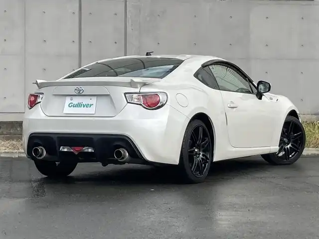 トヨタ ８６ GT リミテッド 静岡県 2013(平25)年 6.2万km サテンホワイトパール 純正SDナビ(NSZT-W68T)/　AM FM CD DVD Bluetooth SDREC/シートヒーター(前席)/HIDオートヘッドライト/社外18インチアルミホイール/スマートキー2本/リアスポイラー/パドルシフト/フロントフォグランプ/CUSCOタワーバー/フルセグTV/ETC/ハーフレザーシート/HKSマフラー