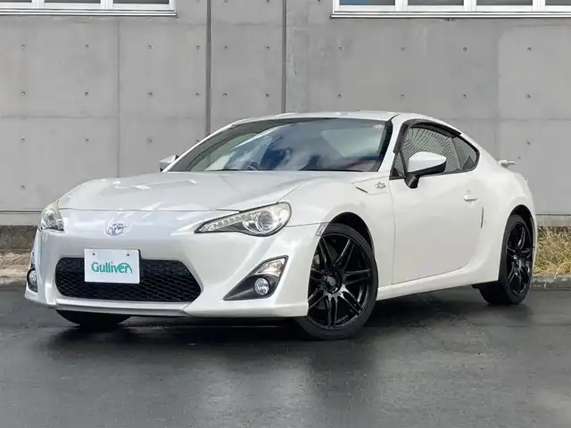 トヨタ ８６ GT リミテッド 静岡県 2013(平25)年 6.2万km サテンホワイトパール 純正SDナビ(NSZT-W68T)/　AM FM CD DVD Bluetooth SDREC/シートヒーター(前席)/HIDオートヘッドライト/社外18インチアルミホイール/スマートキー2本/リアスポイラー/パドルシフト/フロントフォグランプ/CUSCOタワーバー/フルセグTV/ETC/ハーフレザーシート/HKSマフラー
