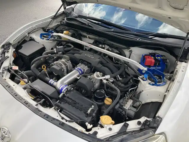 トヨタ ８６ GT リミテッド 静岡県 2013(平25)年 6.2万km サテンホワイトパール 純正SDナビ(NSZT-W68T)/　AM FM CD DVD Bluetooth SDREC/シートヒーター(前席)/HIDオートヘッドライト/社外18インチアルミホイール/スマートキー2本/リアスポイラー/パドルシフト/フロントフォグランプ/CUSCOタワーバー/フルセグTV/ETC/ハーフレザーシート/HKSマフラー