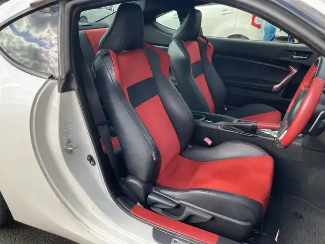 トヨタ ８６ GT リミテッド 静岡県 2013(平25)年 6.2万km サテンホワイトパール 純正SDナビ(NSZT-W68T)/　AM FM CD DVD Bluetooth SDREC/シートヒーター(前席)/HIDオートヘッドライト/社外18インチアルミホイール/スマートキー2本/リアスポイラー/パドルシフト/フロントフォグランプ/CUSCOタワーバー/フルセグTV/ETC/ハーフレザーシート/HKSマフラー