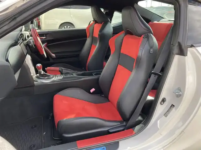 トヨタ ８６ GT リミテッド 静岡県 2013(平25)年 6.2万km サテンホワイトパール 純正SDナビ(NSZT-W68T)/　AM FM CD DVD Bluetooth SDREC/シートヒーター(前席)/HIDオートヘッドライト/社外18インチアルミホイール/スマートキー2本/リアスポイラー/パドルシフト/フロントフォグランプ/CUSCOタワーバー/フルセグTV/ETC/ハーフレザーシート/HKSマフラー