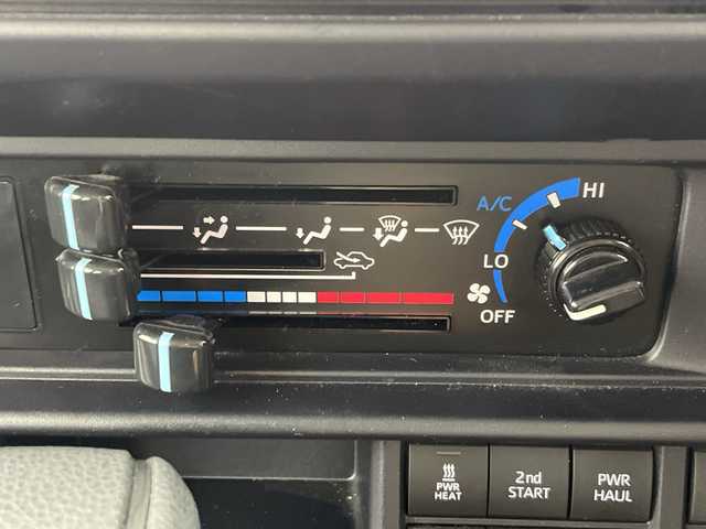 トヨタ ランドクルーザー AX 群馬県 2024(令6)年 1.8万km スーパーホワイトⅡ 純正ナビ　バックカメラ　フルセグＴＶ　電動デフロック　ＥＴＣ　前後ドラレコ　ＬＥＤヘッドライト　ハーフレザーシート　クルーズコントロール　ウッドコンビステアリング　衝突被害軽減ブレーキ　禁煙車