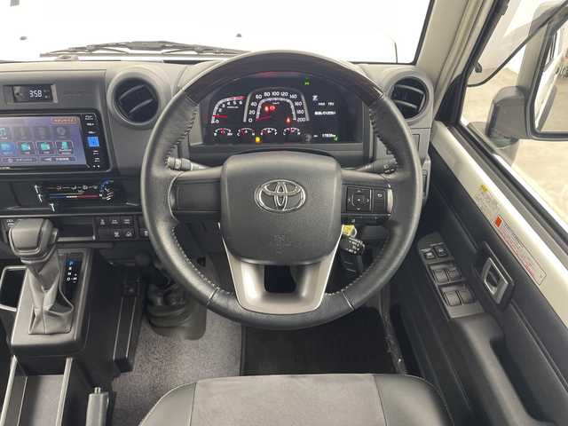 トヨタ ランドクルーザー AX 群馬県 2024(令6)年 1.8万km スーパーホワイトⅡ 純正ナビ　バックカメラ　フルセグＴＶ　電動デフロック　ＥＴＣ　前後ドラレコ　ＬＥＤヘッドライト　ハーフレザーシート　クルーズコントロール　ウッドコンビステアリング　衝突被害軽減ブレーキ　禁煙車