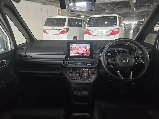 ホンダ ステップワゴン スパーダ eHEV 長崎県 2022(令4)年 0.8万km プラチナホワイトパール 純正11.4型ナビ/フルセグTV/純正後席用フリップダウンモニター/両側パワースライドドア/全方位カメラ/ビルトインETC/前後ドライブレコーダー/アダプティブクルーズコントロール/ホンダセンシング/・衝突被害軽減ブレーキ/・車線逸脱防止支援システム/・前後誤発進抑制/・ブラインドスポットインフォメーション/LEDヘッドランプ/革巻きステアリング/撥水機能付ハーフレザーシート/前席シートヒーター/純正16インチアルミホイール/スマートキー/プッシュエンジンスタート/禁煙車