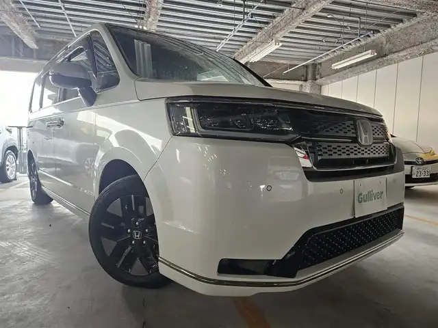 ホンダ ステップワゴン スパーダ eHEV 長崎県 2022(令4)年 0.8万km プラチナホワイトパール 純正11.4型ナビ/フルセグTV/純正後席用フリップダウンモニター/両側パワースライドドア/全方位カメラ/ビルトインETC/前後ドライブレコーダー/アダプティブクルーズコントロール/ホンダセンシング/・衝突被害軽減ブレーキ/・車線逸脱防止支援システム/・前後誤発進抑制/・ブラインドスポットインフォメーション/LEDヘッドランプ/革巻きステアリング/撥水機能付ハーフレザーシート/前席シートヒーター/純正16インチアルミホイール/スマートキー/プッシュエンジンスタート/禁煙車