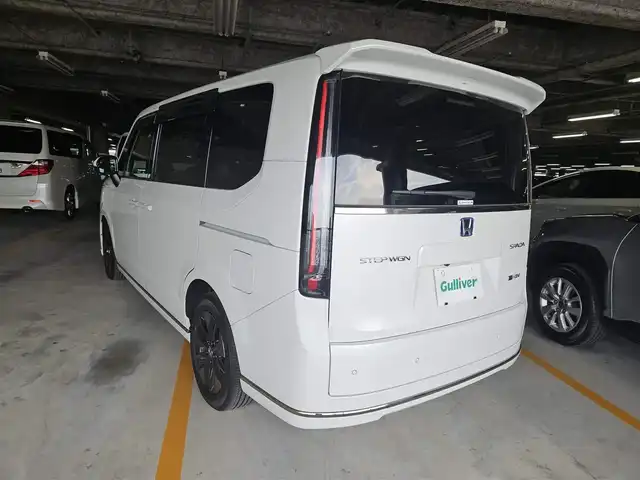 ホンダ ステップワゴン スパーダ eHEV 長崎県 2022(令4)年 0.8万km プラチナホワイトパール 純正11.4型ナビ/フルセグTV/純正後席用フリップダウンモニター/両側パワースライドドア/全方位カメラ/ビルトインETC/前後ドライブレコーダー/アダプティブクルーズコントロール/ホンダセンシング/・衝突被害軽減ブレーキ/・車線逸脱防止支援システム/・前後誤発進抑制/・ブラインドスポットインフォメーション/LEDヘッドランプ/革巻きステアリング/撥水機能付ハーフレザーシート/前席シートヒーター/純正16インチアルミホイール/スマートキー/プッシュエンジンスタート/禁煙車