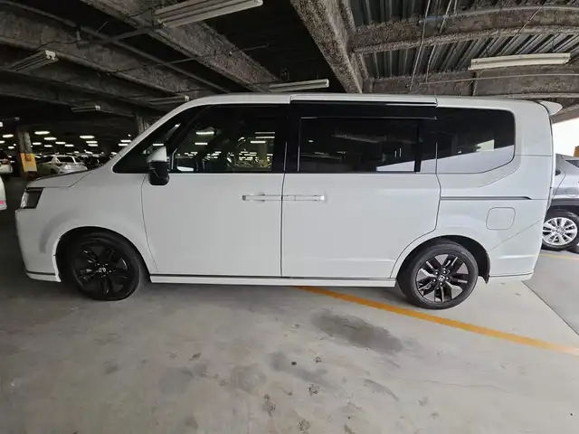 ホンダ ステップワゴン スパーダ eHEV 長崎県 2022(令4)年 0.8万km プラチナホワイトパール 純正11.4型ナビ/フルセグTV/純正後席用フリップダウンモニター/両側パワースライドドア/全方位カメラ/ビルトインETC/前後ドライブレコーダー/アダプティブクルーズコントロール/ホンダセンシング/・衝突被害軽減ブレーキ/・車線逸脱防止支援システム/・前後誤発進抑制/・ブラインドスポットインフォメーション/LEDヘッドランプ/革巻きステアリング/撥水機能付ハーフレザーシート/前席シートヒーター/純正16インチアルミホイール/スマートキー/プッシュエンジンスタート/禁煙車