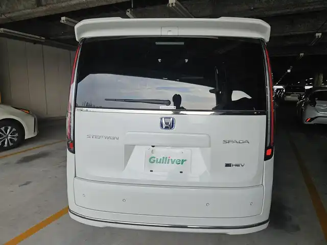ホンダ ステップワゴン スパーダ eHEV 長崎県 2022(令4)年 0.8万km プラチナホワイトパール 純正11.4型ナビ/フルセグTV/純正後席用フリップダウンモニター/両側パワースライドドア/全方位カメラ/ビルトインETC/前後ドライブレコーダー/アダプティブクルーズコントロール/ホンダセンシング/・衝突被害軽減ブレーキ/・車線逸脱防止支援システム/・前後誤発進抑制/・ブラインドスポットインフォメーション/LEDヘッドランプ/革巻きステアリング/撥水機能付ハーフレザーシート/前席シートヒーター/純正16インチアルミホイール/スマートキー/プッシュエンジンスタート/禁煙車