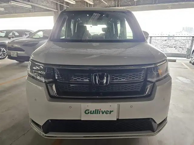 ホンダ ステップワゴン スパーダ eHEV 長崎県 2022(令4)年 0.8万km プラチナホワイトパール 純正11.4型ナビ/フルセグTV/純正後席用フリップダウンモニター/両側パワースライドドア/全方位カメラ/ビルトインETC/前後ドライブレコーダー/アダプティブクルーズコントロール/ホンダセンシング/・衝突被害軽減ブレーキ/・車線逸脱防止支援システム/・前後誤発進抑制/・ブラインドスポットインフォメーション/LEDヘッドランプ/革巻きステアリング/撥水機能付ハーフレザーシート/前席シートヒーター/純正16インチアルミホイール/スマートキー/プッシュエンジンスタート/禁煙車