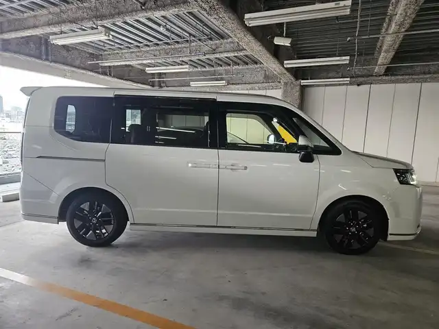 ホンダ ステップワゴン スパーダ eHEV 長崎県 2022(令4)年 0.8万km プラチナホワイトパール 純正11.4型ナビ/フルセグTV/純正後席用フリップダウンモニター/両側パワースライドドア/全方位カメラ/ビルトインETC/前後ドライブレコーダー/アダプティブクルーズコントロール/ホンダセンシング/・衝突被害軽減ブレーキ/・車線逸脱防止支援システム/・前後誤発進抑制/・ブラインドスポットインフォメーション/LEDヘッドランプ/革巻きステアリング/撥水機能付ハーフレザーシート/前席シートヒーター/純正16インチアルミホイール/スマートキー/プッシュエンジンスタート/禁煙車