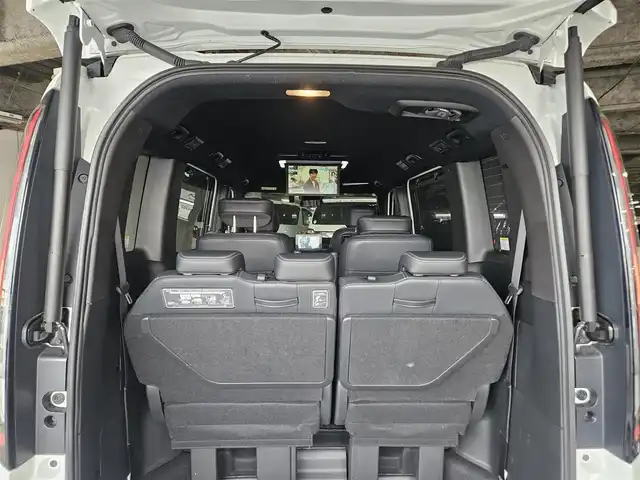 ホンダ ステップワゴン スパーダ eHEV 長崎県 2022(令4)年 0.8万km プラチナホワイトパール 純正11.4型ナビ/フルセグTV/純正後席用フリップダウンモニター/両側パワースライドドア/全方位カメラ/ビルトインETC/前後ドライブレコーダー/アダプティブクルーズコントロール/ホンダセンシング/・衝突被害軽減ブレーキ/・車線逸脱防止支援システム/・前後誤発進抑制/・ブラインドスポットインフォメーション/LEDヘッドランプ/革巻きステアリング/撥水機能付ハーフレザーシート/前席シートヒーター/純正16インチアルミホイール/スマートキー/プッシュエンジンスタート/禁煙車