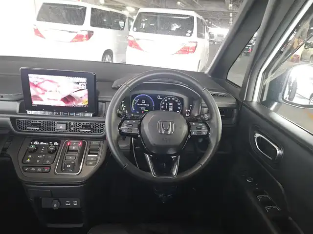 ホンダ ステップワゴン スパーダ eHEV 長崎県 2022(令4)年 0.8万km プラチナホワイトパール 純正11.4型ナビ/フルセグTV/純正後席用フリップダウンモニター/両側パワースライドドア/全方位カメラ/ビルトインETC/前後ドライブレコーダー/アダプティブクルーズコントロール/ホンダセンシング/・衝突被害軽減ブレーキ/・車線逸脱防止支援システム/・前後誤発進抑制/・ブラインドスポットインフォメーション/LEDヘッドランプ/革巻きステアリング/撥水機能付ハーフレザーシート/前席シートヒーター/純正16インチアルミホイール/スマートキー/プッシュエンジンスタート/禁煙車