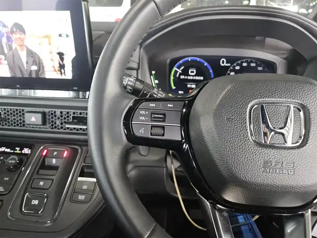 ホンダ ステップワゴン スパーダ eHEV 長崎県 2022(令4)年 0.8万km プラチナホワイトパール 純正11.4型ナビ/フルセグTV/純正後席用フリップダウンモニター/両側パワースライドドア/全方位カメラ/ビルトインETC/前後ドライブレコーダー/アダプティブクルーズコントロール/ホンダセンシング/・衝突被害軽減ブレーキ/・車線逸脱防止支援システム/・前後誤発進抑制/・ブラインドスポットインフォメーション/LEDヘッドランプ/革巻きステアリング/撥水機能付ハーフレザーシート/前席シートヒーター/純正16インチアルミホイール/スマートキー/プッシュエンジンスタート/禁煙車