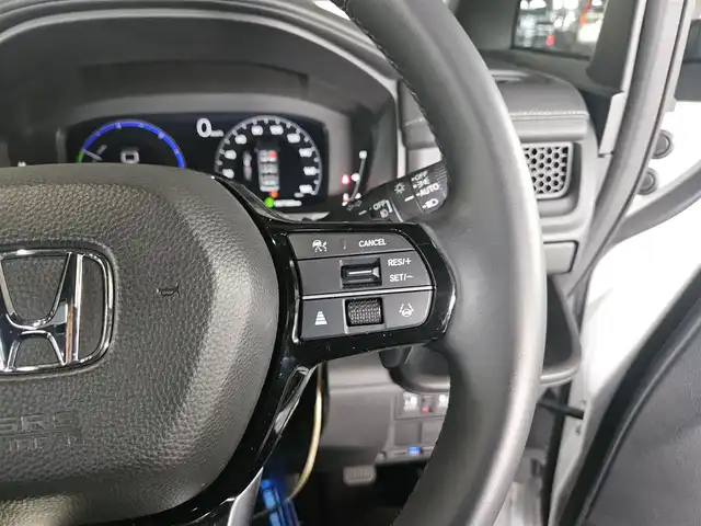 ホンダ ステップワゴン スパーダ eHEV 長崎県 2022(令4)年 0.8万km プラチナホワイトパール 純正11.4型ナビ/フルセグTV/純正後席用フリップダウンモニター/両側パワースライドドア/全方位カメラ/ビルトインETC/前後ドライブレコーダー/アダプティブクルーズコントロール/ホンダセンシング/・衝突被害軽減ブレーキ/・車線逸脱防止支援システム/・前後誤発進抑制/・ブラインドスポットインフォメーション/LEDヘッドランプ/革巻きステアリング/撥水機能付ハーフレザーシート/前席シートヒーター/純正16インチアルミホイール/スマートキー/プッシュエンジンスタート/禁煙車