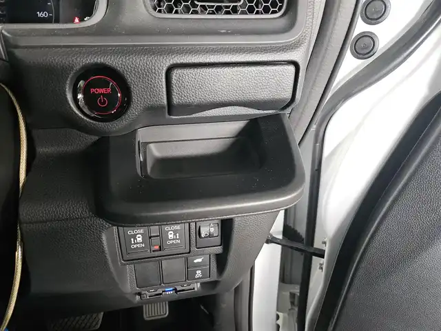 ホンダ ステップワゴン スパーダ eHEV 長崎県 2022(令4)年 0.8万km プラチナホワイトパール 純正11.4型ナビ/フルセグTV/純正後席用フリップダウンモニター/両側パワースライドドア/全方位カメラ/ビルトインETC/前後ドライブレコーダー/アダプティブクルーズコントロール/ホンダセンシング/・衝突被害軽減ブレーキ/・車線逸脱防止支援システム/・前後誤発進抑制/・ブラインドスポットインフォメーション/LEDヘッドランプ/革巻きステアリング/撥水機能付ハーフレザーシート/前席シートヒーター/純正16インチアルミホイール/スマートキー/プッシュエンジンスタート/禁煙車