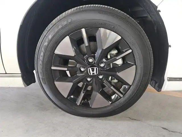 ホンダ ステップワゴン スパーダ eHEV 長崎県 2022(令4)年 0.8万km プラチナホワイトパール 純正11.4型ナビ/フルセグTV/純正後席用フリップダウンモニター/両側パワースライドドア/全方位カメラ/ビルトインETC/前後ドライブレコーダー/アダプティブクルーズコントロール/ホンダセンシング/・衝突被害軽減ブレーキ/・車線逸脱防止支援システム/・前後誤発進抑制/・ブラインドスポットインフォメーション/LEDヘッドランプ/革巻きステアリング/撥水機能付ハーフレザーシート/前席シートヒーター/純正16インチアルミホイール/スマートキー/プッシュエンジンスタート/禁煙車