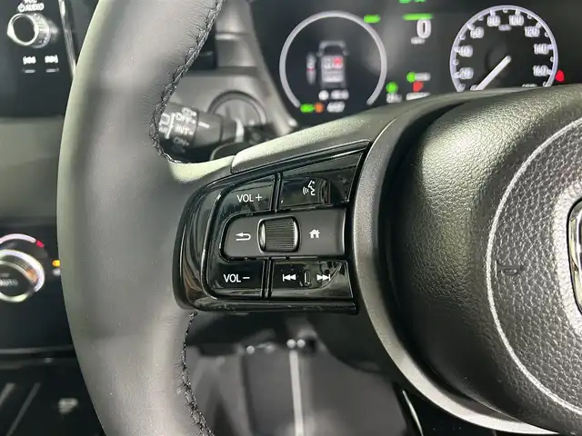 ホンダ ヴェゼル ハイブリッド e:HEV Z 佐賀県 2025(令7)年 3.2万km クリスタルブラックパール 純正9型ナビ/（ＡＭ/ＦＭ/CD/DVD/Bluetooth/フルセグTV）/バックカメラ/ビルトインETC/オートエアコン/クルーズコントロール(追従あり)/衝突被害軽減システム/ハンドルヒーター/ハンズフリー/置くだけ充電/オートブレーキホールド/シーケンシャルウィンカー/アップルカープレイ/アンドロイドオート/SOSコール/電子パーキング/ブラインドスポットモニター/LEDヘッドライト/盗難防止装置/オートライト/オートマチックハイビーム/スマートキー/プッシュスタート/USB入力端子/純正フロアマット/純正18インチアルミホイール