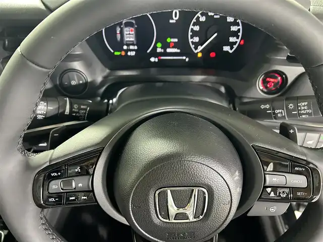 ホンダ ヴェゼル ハイブリッド e:HEV Z 佐賀県 2025(令7)年 3.2万km クリスタルブラックパール 純正9型ナビ/（ＡＭ/ＦＭ/CD/DVD/Bluetooth/フルセグTV）/バックカメラ/ビルトインETC/オートエアコン/クルーズコントロール(追従あり)/衝突被害軽減システム/ハンドルヒーター/ハンズフリー/置くだけ充電/オートブレーキホールド/シーケンシャルウィンカー/アップルカープレイ/アンドロイドオート/SOSコール/電子パーキング/ブラインドスポットモニター/LEDヘッドライト/盗難防止装置/オートライト/オートマチックハイビーム/スマートキー/プッシュスタート/USB入力端子/純正フロアマット/純正18インチアルミホイール