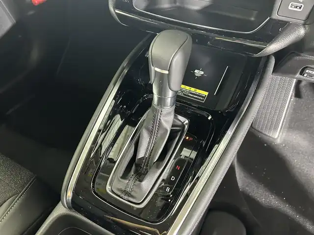 ホンダ ヴェゼル ハイブリッド e:HEV Z 佐賀県 2025(令7)年 3.2万km クリスタルブラックパール 純正9型ナビ/（ＡＭ/ＦＭ/CD/DVD/Bluetooth/フルセグTV）/バックカメラ/ビルトインETC/オートエアコン/クルーズコントロール(追従あり)/衝突被害軽減システム/ハンドルヒーター/ハンズフリー/置くだけ充電/オートブレーキホールド/シーケンシャルウィンカー/アップルカープレイ/アンドロイドオート/SOSコール/電子パーキング/ブラインドスポットモニター/LEDヘッドライト/盗難防止装置/オートライト/オートマチックハイビーム/スマートキー/プッシュスタート/USB入力端子/純正フロアマット/純正18インチアルミホイール