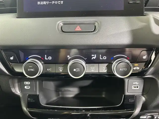 ホンダ ヴェゼル ハイブリッド e:HEV Z 佐賀県 2025(令7)年 3.2万km クリスタルブラックパール 純正9型ナビ/（ＡＭ/ＦＭ/CD/DVD/Bluetooth/フルセグTV）/バックカメラ/ビルトインETC/オートエアコン/クルーズコントロール(追従あり)/衝突被害軽減システム/ハンドルヒーター/ハンズフリー/置くだけ充電/オートブレーキホールド/シーケンシャルウィンカー/アップルカープレイ/アンドロイドオート/SOSコール/電子パーキング/ブラインドスポットモニター/LEDヘッドライト/盗難防止装置/オートライト/オートマチックハイビーム/スマートキー/プッシュスタート/USB入力端子/純正フロアマット/純正18インチアルミホイール