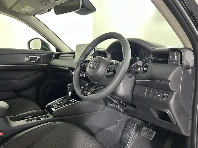 ホンダ ヴェゼル ハイブリッド e:HEV Z 佐賀県 2025(令7)年 3.2万km クリスタルブラックパール 純正9型ナビ/（ＡＭ/ＦＭ/CD/DVD/Bluetooth/フルセグTV）/バックカメラ/ビルトインETC/オートエアコン/クルーズコントロール(追従あり)/衝突被害軽減システム/ハンドルヒーター/ハンズフリー/置くだけ充電/オートブレーキホールド/シーケンシャルウィンカー/アップルカープレイ/アンドロイドオート/SOSコール/電子パーキング/ブラインドスポットモニター/LEDヘッドライト/盗難防止装置/オートライト/オートマチックハイビーム/スマートキー/プッシュスタート/USB入力端子/純正フロアマット/純正18インチアルミホイール