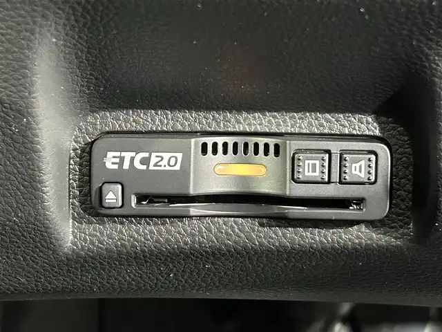 ホンダ ヴェゼル ハイブリッド e:HEV Z 佐賀県 2025(令7)年 3.2万km クリスタルブラックパール 純正9型ナビ/（ＡＭ/ＦＭ/CD/DVD/Bluetooth/フルセグTV）/バックカメラ/ビルトインETC/オートエアコン/クルーズコントロール(追従あり)/衝突被害軽減システム/ハンドルヒーター/ハンズフリー/置くだけ充電/オートブレーキホールド/シーケンシャルウィンカー/アップルカープレイ/アンドロイドオート/SOSコール/電子パーキング/ブラインドスポットモニター/LEDヘッドライト/盗難防止装置/オートライト/オートマチックハイビーム/スマートキー/プッシュスタート/USB入力端子/純正フロアマット/純正18インチアルミホイール