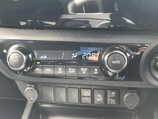 トヨタ ハイラックス Z 富山県 2020(令2)年 7.2万km アティチュードブラックマイカ 4WD/ワンオーナー/社外ナビ/バックカメラ/ドライブレコーダー/プリクラッシュセーフティ/レーンキープアシスト/コーナーセンサー/レーダークルーズコントロール/ダウンヒルアシストコントロール/プッシュスタート/スマートキー/革巻きステアリング/LEDヘッドライト/オートライト/ETC/純正サイドステップ積込み