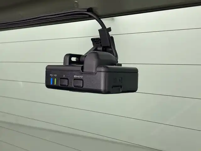 スズキ ジムニー XC 愛知県 2022(令4)年 1.5万km ジャングルグリーン 純正ディスプレイオーディオ(PVH-9300DVSZS)/DISC/Bluetooth/USB/バックモニター/ビルトインＥＴＣ/ドライブレコーダー/衝突軽減ブレーキ/横滑り防止装置/前席シートヒーター/クルーズコントロール/レーンキープアシスト/ステアリングスイッチ/ダウンヒルアシストコントロール/アイドリングストップ/オートマチックハイビーム/前後ドライブレコーダー/純正16インチアルミホイール/純正フロアマット/プッシュスタート/スマートキー/ＬＥＤライト