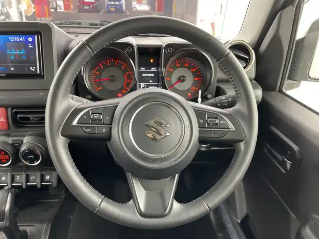 スズキ ジムニー XC 愛知県 2022(令4)年 1.5万km ジャングルグリーン 純正ディスプレイオーディオ(PVH-9300DVSZS)/DISC/Bluetooth/USB/バックモニター/ビルトインＥＴＣ/ドライブレコーダー/衝突軽減ブレーキ/横滑り防止装置/前席シートヒーター/クルーズコントロール/レーンキープアシスト/ステアリングスイッチ/ダウンヒルアシストコントロール/アイドリングストップ/オートマチックハイビーム/前後ドライブレコーダー/純正16インチアルミホイール/純正フロアマット/プッシュスタート/スマートキー/ＬＥＤライト