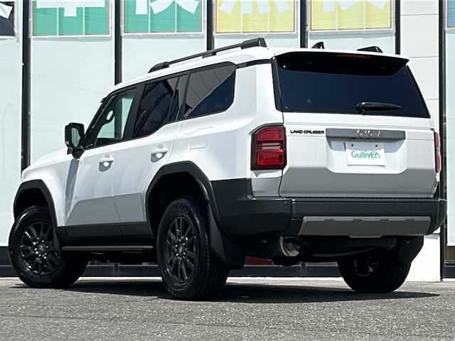 トヨタ ランドクルーザー ２５０ VX 山形県 2024(令6)年 0.1万km未満 プラチナホワイトパールマイカ 純正メーカーナビ/(フルセグTV/BT/USB/HDMI/スマートフォン連携)/パノラミックビューモニター/4WD/サンルーフ/プリクラッシュセーフティ(衝突軽減防止)/レーンディパーチャーアラート(車線逸脱防止)/プロアクティブドライビングアシスト/ブラインドスポットモニター/セカンドスタート/デジタルインナーミラー/レーダークルーズコントロール/ハイビームアシスト/ロードサインアシスト/クリアランスソナー/ビルトインETC(2.0)/デュアルオートエアコン(ナノイーX)/シートヒーター(D＋N席)/シートベンチレーション(D＋N席)/ステアリングヒーター/パワーシート(D席)/パワーバックドア/ルーフレール/格納式サードシート/トノカバー/革巻きステアリング/ステアリングスイッチ/ドライブセレクト/MTモード付AT/オートライト/プッシュスタート＆スマートキー/スペアキー/ウインカー付き電動格納ミラー/横滑り防止/LEDヘッドライト/フォグランプ/純正フロアマット/純正18インチAW