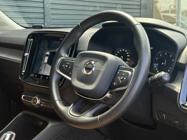 ボルボ ＸＣ４０ T4 AWD インスクリプション 茨城県 2020(令2)年 1.3万km 青 インテリセーフ /ACC /LKA /BSM /harman/kardon /純正ナビ /360度カメラ /フルセグ /BT /CarPlay /茶革 /シートヒーター /パワーシート /ステアリングヒーター /ワイヤレス充電 /LED /ETC /ルーフ /ドラレコ /禁煙車