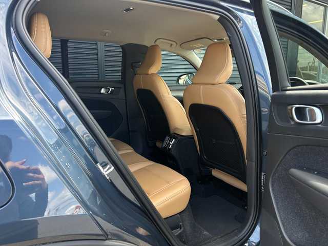 ボルボ ＸＣ４０ T4 AWD インスクリプション 茨城県 2020(令2)年 1.3万km 青 インテリセーフ /ACC /LKA /BSM /harman/kardon /純正ナビ /360度カメラ /フルセグ /BT /CarPlay /茶革 /シートヒーター /パワーシート /ステアリングヒーター /ワイヤレス充電 /LED /ETC /ルーフ /ドラレコ /禁煙車
