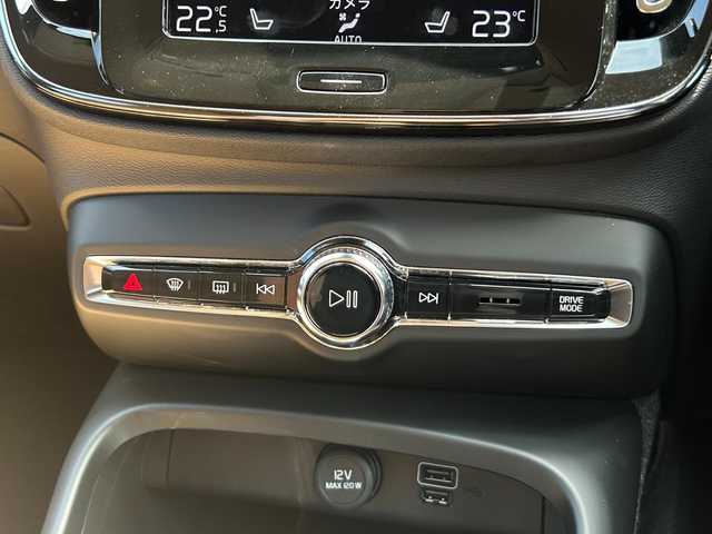 ボルボ ＸＣ４０ T4 AWD インスクリプション 茨城県 2020(令2)年 1.3万km 青 インテリセーフ /ACC /LKA /BSM /harman/kardon /純正ナビ /360度カメラ /フルセグ /BT /CarPlay /茶革 /シートヒーター /パワーシート /ステアリングヒーター /ワイヤレス充電 /LED /ETC /ルーフ /ドラレコ /禁煙車